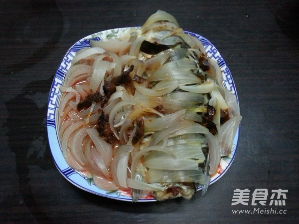 葱蒸<a href=/shicai/shuichanpin/JiYu/index.html target=_blank><u>鲫鱼</u></a>的做法