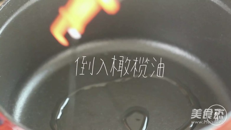 铸铁锅酒蒸<a href=/shicai/shuichanpin/HaLi/index.html target=_blank><u>蛤蜊</u></a>的做法