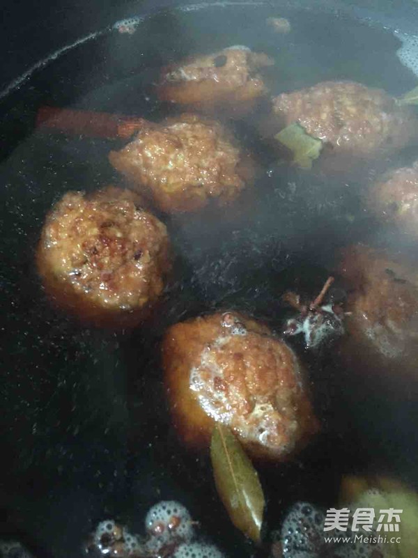 <a href=zt/hsszt target=_blank><u>红烧狮子头</u></a>的做法