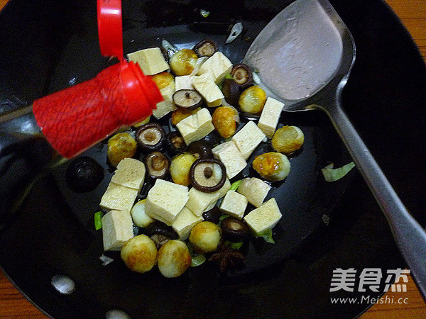 <a href=/shicai/shucai/XiangGu/index.html target=_blank><u>香菇</u></a>冻<a href=/shicai/mimian/DouFu/index.html target=_blank><u>豆腐</u></a>烧<a href=/shicai/rouqin/AnChun/index.html target=_blank><u>鹌鹑</u></a>蛋的做法