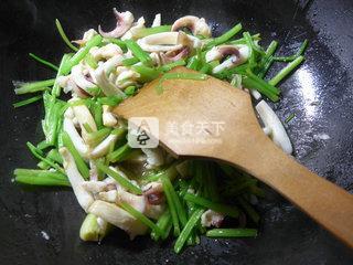 <a href=/shicai/shucai/QinCai/index.html target=_blank><u>芹菜</u></a>炒乌贼