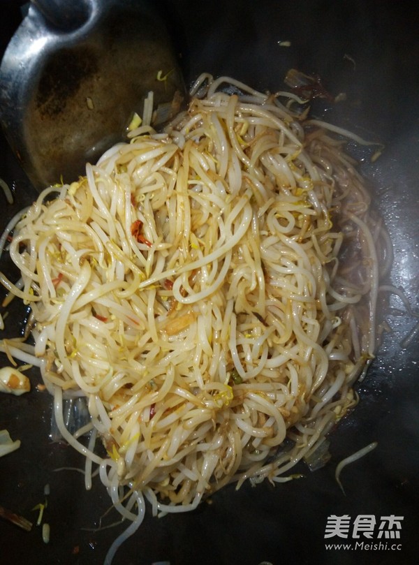 家常版炒绿<a href=/shicai/shucai/DouYa/index.html target=_blank><u>豆芽</u></a>的做法