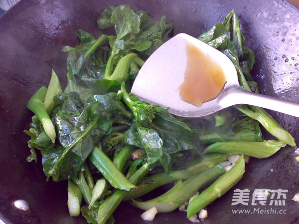 <a href=/shicai/shucai/JieLan/index.html target=_blank><u>芥兰</u></a>爆河虾的做法