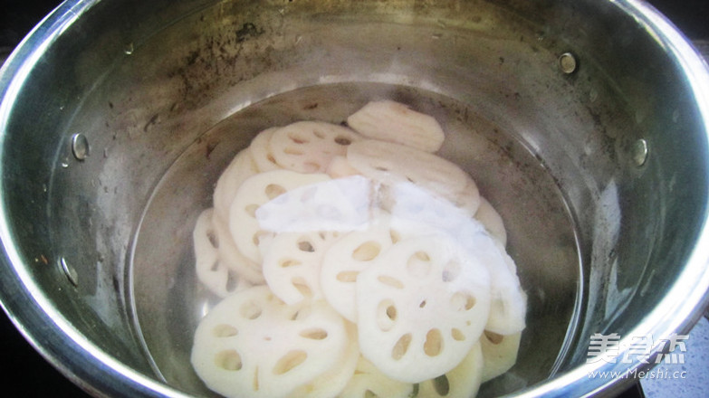 <a href=/shicai/shucai/GuiHua/index.html target=_blank><u>桂花</u></a>蜜汁<a href=/shicai/shucai/LianOu/index.html target=_blank><u>莲<a href=/shicai/shucai/Ou/index.html target=_blank><u>藕</u></a></u></a>的做法