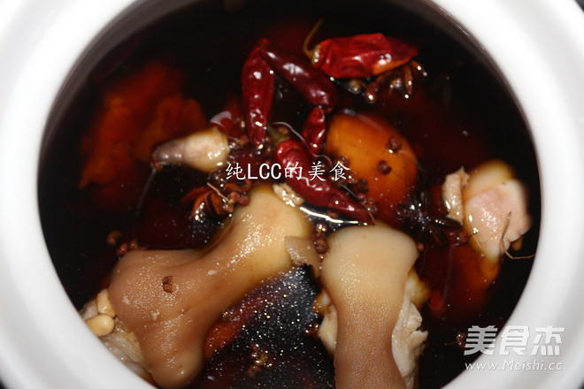 <a href=/shicai/mimian/HuangDou/index.html target=_blank><u>黄豆</u></a>焖<a href=/shicai/rouqin/ZhuTi/index.html target=_blank><u>猪蹄</u></a>的做法