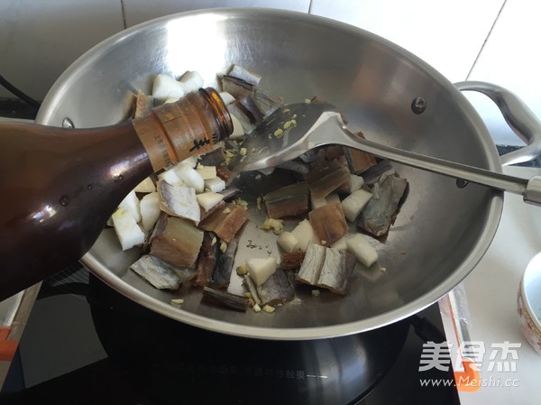 <a href=/shicai/shucai/LuoBo/index.html target=_blank><u>萝卜</u></a><a href=/shicai/shuichanpin/ManYu/index.html target=_blank><u>鳗鱼</u></a>干的做法