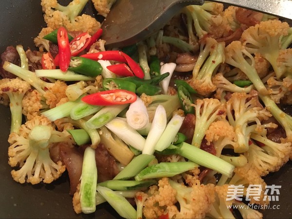 干锅<a href=/shicai/shucai/CaiHua/index.html target=_blank><u>菜花</u></a>的做法