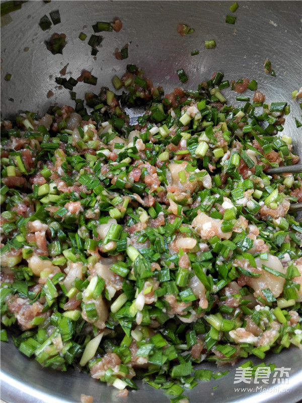 <a href=/shicai/shuichanpin/ShanBei/index.html target=_blank><u>扇贝</u></a>丁<a href=/shicai/rouqin/ZhuRou/index.html target=_blank><u>猪肉</u></a><a href=/shicai/shucai/JiuCai/index.html target=_blank><u>韭菜</u></a>饺子馅的做法