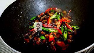 <a href=/shicai/diaoweipin/DouChi/index.html target=_blank><u>豆豉</u></a>炒<a href=/shicai/rouqin/LaRou/index.html target=_blank><u>腊肉</u></a>丁