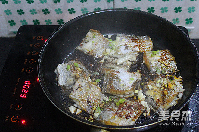 <a href=/shicai/shuichanpin/DaiYu/index.html target=_blank><u>带鱼</u></a>烧<a href=/shicai/mimian/FuZhu/index.html target=_blank><u>腐竹</u></a>的做法