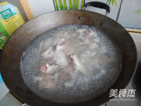 <a href=/shicai/shucai/FoShouGua/index.html target=_blank><u><a href=/shicai/shucai/FoShou/index.html target=_blank><u>佛手</u></a>瓜</u></a>鸡汤的做法