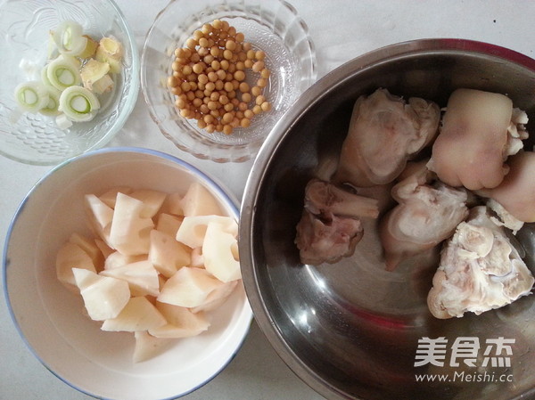 <a href=/shicai/shucai/LianOu/index.html target=_blank><u>莲<a href=/shicai/shucai/Ou/index.html target=_blank><u>藕</u></a></u></a>炖猪手的做法