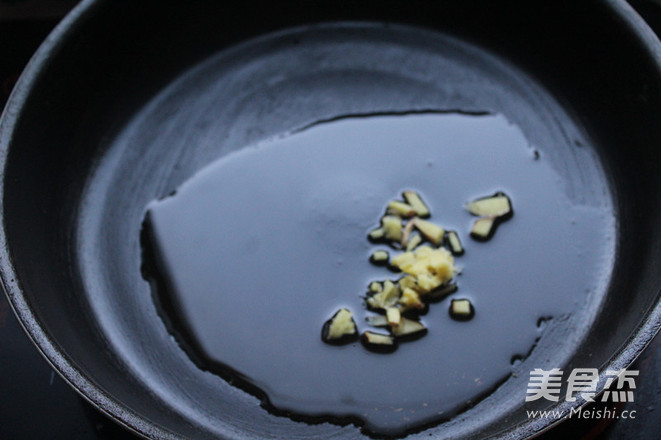 <a href=/shicai/guopin/ZhiMa/index.html target=_blank><u>芝麻</u></a>五香鱼块的做法