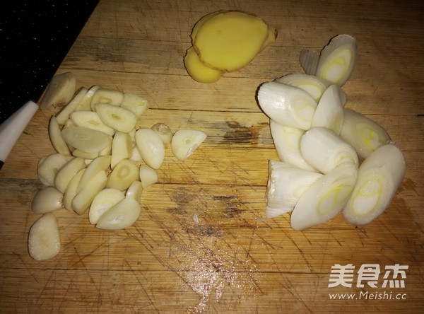 红烧<a href=/shicai/rouqin/JiTui/index.html target=_blank><u>鸡腿</u></a>的做法