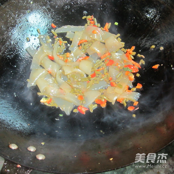 酸<a href=/shicai/shucai/JiangDou/index.html target=_blank><u>豇豆</u></a>炒<a href=/shicai/mimian/FenPi/index.html target=_blank><u>粉皮</u></a>的做法