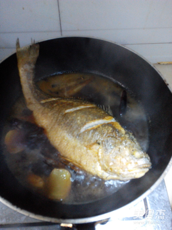 红烧<a href=/shicai/shuichanpin/uangYu/index.html target=_blank><u>黄鱼</u></a>的做法