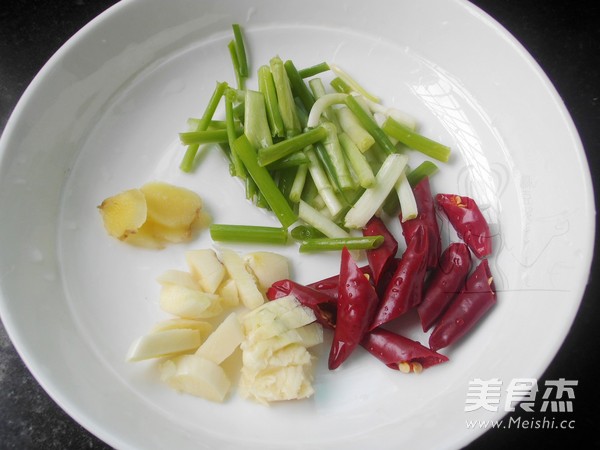 <a href=/shicai/shucai/XiangGu/index.html target=_blank><u>香菇</u></a>焖鸭的做法