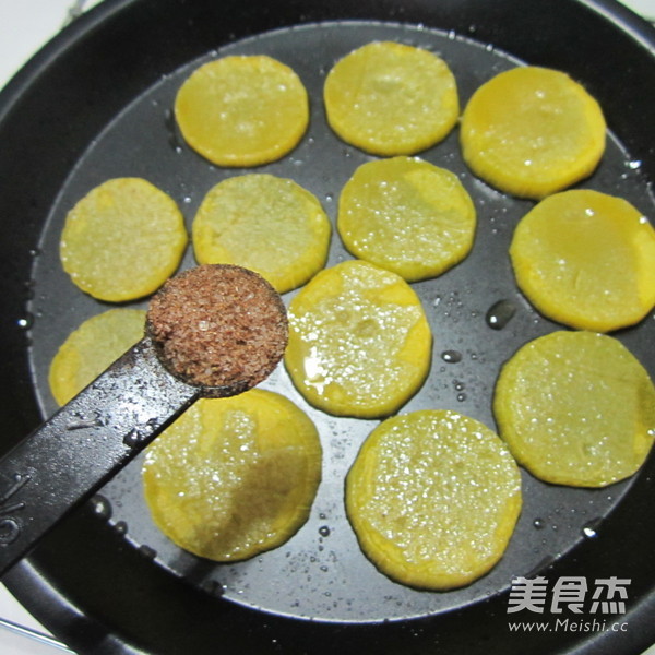 椒盐<a href=/shicai/shucai/NanGua/index.html target=_blank><u>南瓜</u></a>片的做法