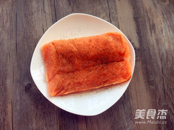 慢烤<a href=/shicai/shuichanpin/SanWenYu/index.html target=_blank><u>三文鱼</u></a>的做法