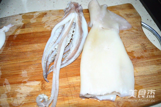 披萨酱烤<a href=/shicai/shuichanpin/YouYu/index.html target=_blank><u>鱿鱼</u></a>的做法