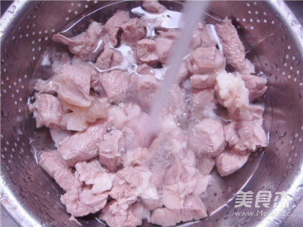 白<a href=/shicai/shucai/LuoBo/index.html target=_blank><u>萝卜</u></a>炖<a href=/shicai/rouqin/YangRou/index.html target=_blank><u>羊肉</u></a>的做法