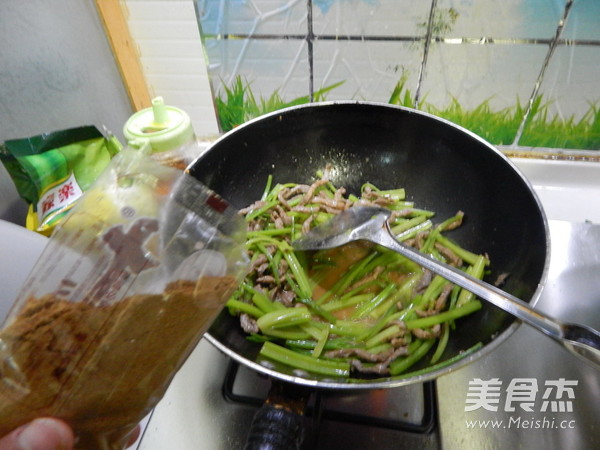 <a href=/shicai/shucai/QinCai/index.html target=_blank><u>芹菜</u></a>炒<a href=/shicai/rouqin/NiuRou/index.html target=_blank><u>牛肉</u></a>丝的做法