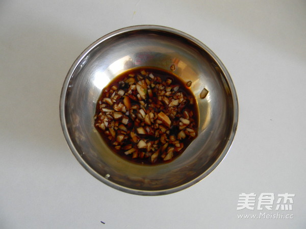 蒜香蒸<a href=/shicai/shucai/QinCai/index.html target=_blank><u>芹菜</u></a>叶的做法