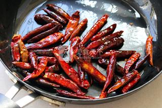 自制<a href=/shicai/shucai/LaJiao/index.html target=_blank><u>辣椒</u></a>油