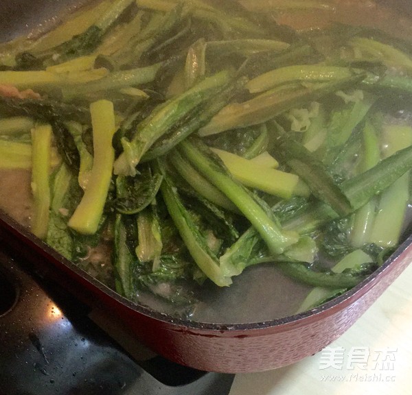 肉片炒<a href=/shicai/shucai/WoSun/index.html target=_blank><u>莴笋</u></a>叶的做法