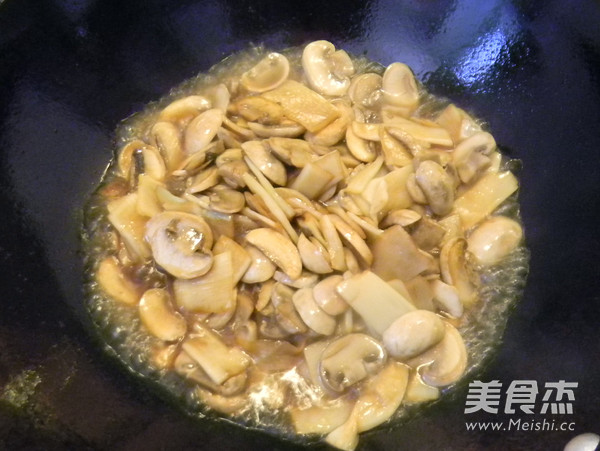 <a href=/shicai/shucai/KouMo/index.html target=_blank><u>口蘑</u></a>焖笋片的做法