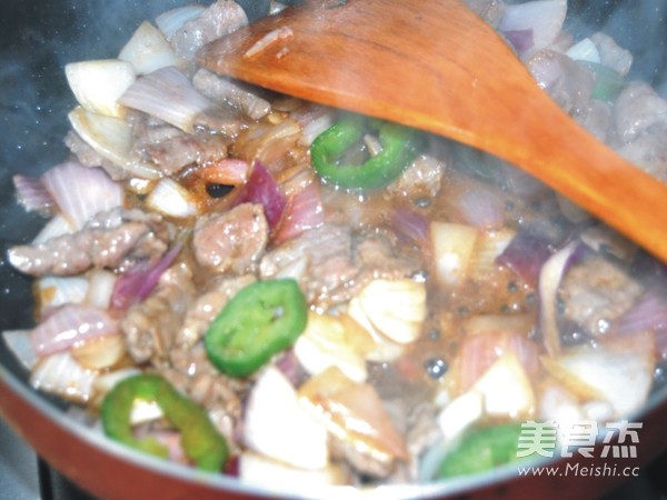 <a href=/shicai/shucai/YangCong/index.html target=_blank><u>洋葱</u></a>炒<a href=/shicai/rouqin/NiuRou/index.html target=_blank><u>牛肉</u></a>片的做法