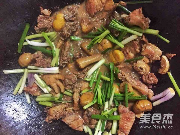 <a href=/shicai/shucai/BanLi/index.html target=_blank><u>板栗</u></a>焖鸡的做法