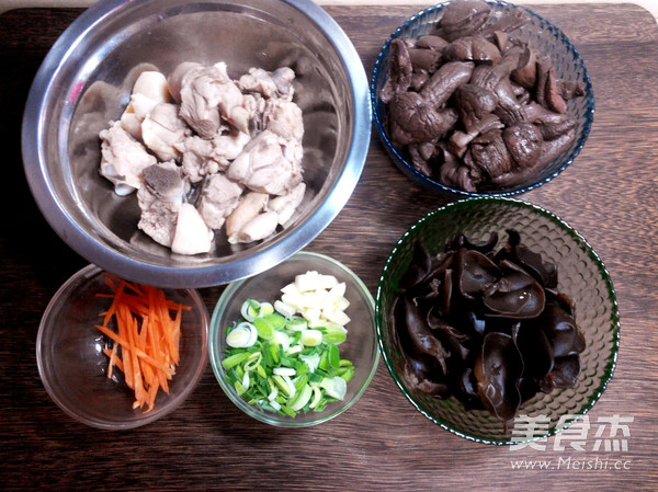 <a href=/shicai/shucai/HongMo/index.html target=_blank><u>红蘑</u></a>炖<a href=/shicai/rouqin/JiTui/index.html target=_blank><u>鸡腿</u></a>的做法