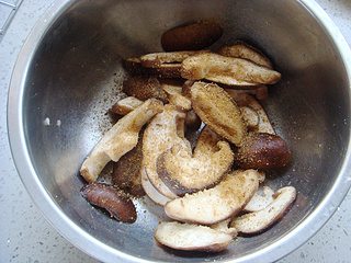 烤<a href=/shicai/shucai/XiangGu/index.html target=_blank><u>香菇</u></a>