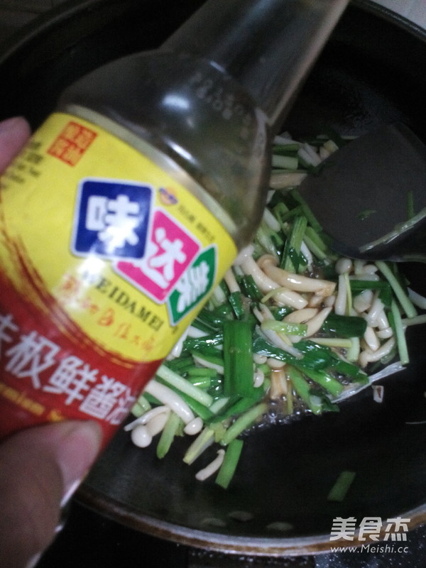 <a href=/shicai/shucai/SuanMiao/index.html target=_blank><u>蒜苗</u></a><a href=/shicai/shucai/BaiYuGu/index.html target=_blank><u>白玉菇</u></a>的做法