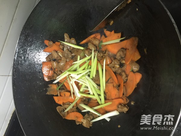 <a href=/shicai/shucai/LaJiao/index.html target=_blank><u>辣椒</u></a>红<a href=/shicai/shucai/LuoBo/index.html target=_blank><u>萝卜</u></a><a href=/shicai/rouqin/PaiGu/index.html target=_blank><u>排骨</u></a>的做法