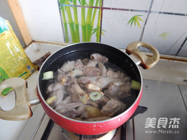 <a href=/shicai/shucai/FoShouGua/index.html target=_blank><u><a href=/shicai/shucai/FoShou/index.html target=_blank><u>佛手</u></a>瓜</u></a>鸡汤的做法