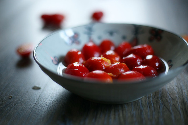 <a href=/shicai/guopin/NingMeng/index.html target=_blank><u>柠檬</u></a><a href=/shicai/diaoweipin/FengMi/index.html target=_blank><u>蜂蜜</u></a>渍番茄的做法