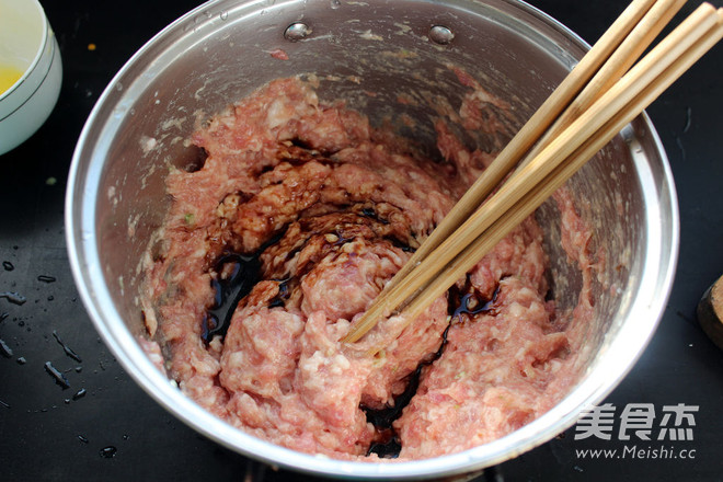 <a href=zt/hsszt target=_blank><u>红烧狮子头</u></a>的做法