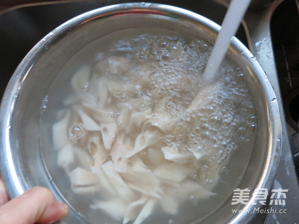 爽口清肠<a href=/shicai/shucai/LianOu/index.html target=_blank><u>莲<a href=/shicai/shucai/Ou/index.html target=_blank><u>藕</u></a></u></a>块的做法