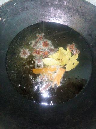 五香<a href=/shicai/shucai/LaJiao/index.html target=_blank><u>辣椒</u></a>油