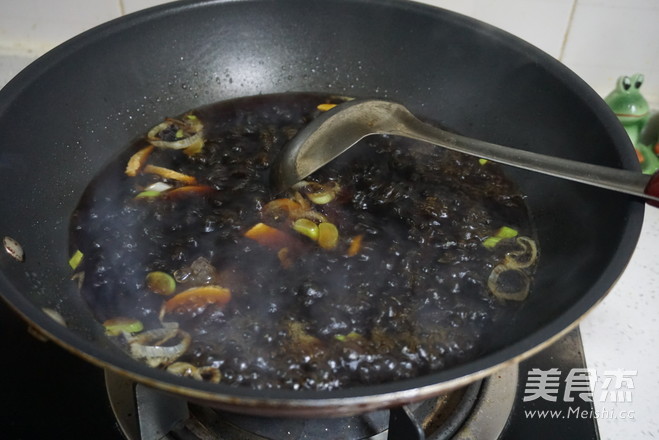 <a href=zt/hsszt target=_blank><u>红烧狮子头</u></a>的做法