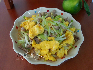 <a href=/shicai/shucai/JiuHuang/index.html target=_blank><u>韭黄</u></a>肉丝炒<a href=/shicai/rouqin/JiDan/index.html target=_blank><u>鸡蛋</u></a>