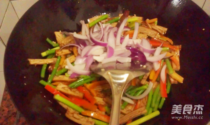 蒜苔炒<a href=/shicai/mimian/XiangGan/index.html target=_blank><u>香干</u></a>的做法