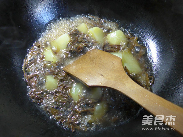笋干菜煮<a href=/shicai/shucai/TuDou/index.html target=_blank><u>土豆</u></a>的做法