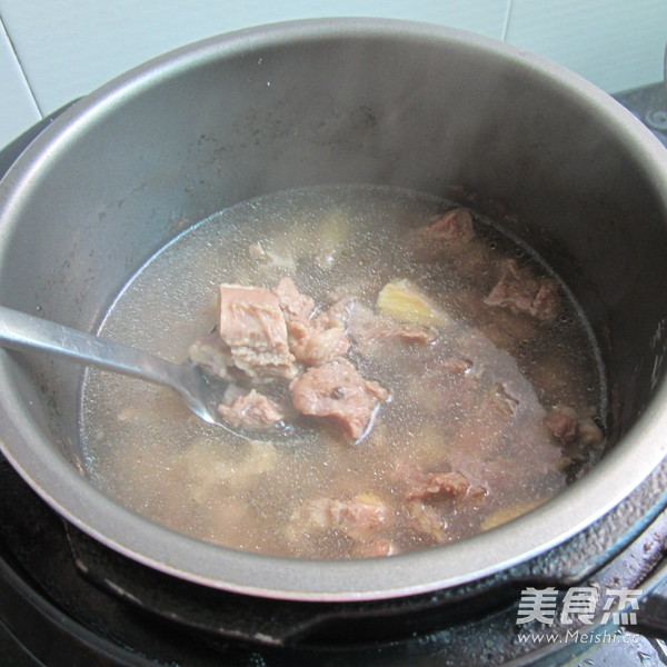 干烧<a href=/shicai/shucai/QinCai/index.html target=_blank><u>芹菜</u></a><a href=/shicai/rouqin/NiuNan/index.html target=_blank><u>牛腩</u></a>的做法