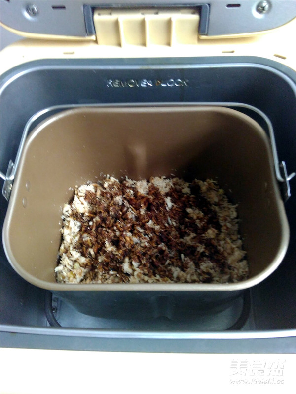 自制<a href=/shicai/rouqin/ZhengJi/index.html target=_blank><u>鸡肉</u></a>松的做法