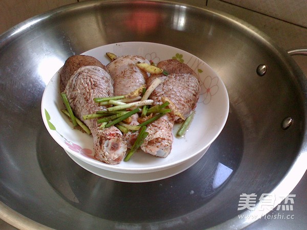 <a href=/shicai/diaoweipin/CongYou/index.html target=_blank><u>葱油</u></a><a href=/shicai/rouqin/JiTui/index.html target=_blank><u>鸡腿</u></a>的做法