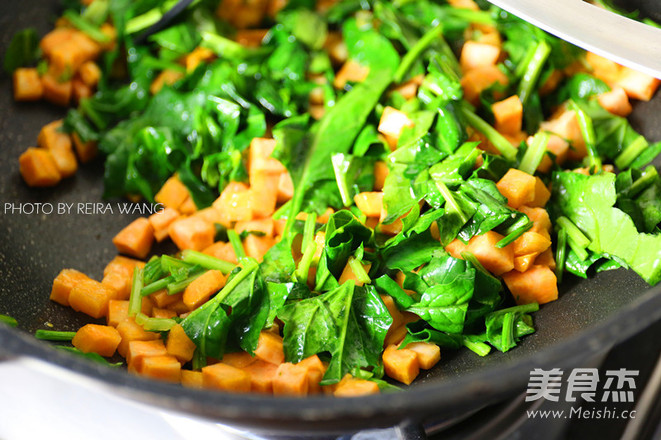 <a href=/shicai/shucai/HongShu/index.html target=_blank><u>红薯</u></a><a href=/shicai/shucai/BoCai/index.html target=_blank><u>菠菜</u></a><a href=/shicai/mimian/CaoMi/index.html target=_blank><u>糙米</u></a>饭的做法