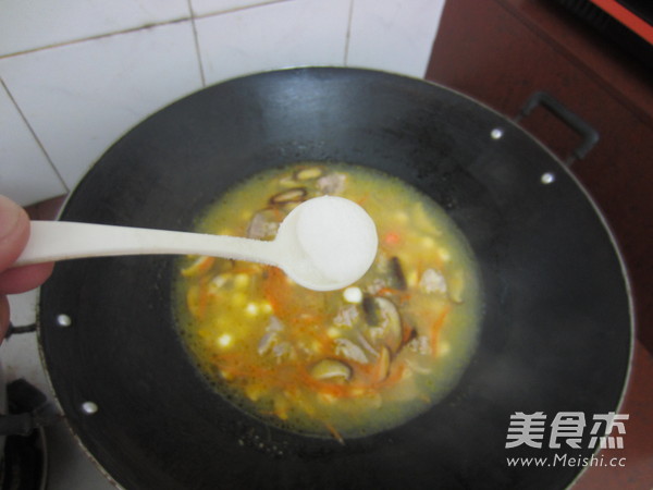 <a href=/shicai/shucai/XiangGu/index.html target=_blank><u>香菇</u></a><a href=/shicai/rouqin/PaiGu/index.html target=_blank><u>排骨</u></a>咸圆的做法